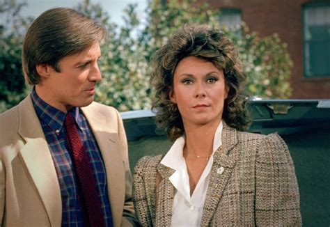 AKA: Scarecrow and Mrs. King season, Scarecrow and Mrs King, Agentin mit Herz. Scarecrow and Mrs. King is an American television series that aired from October 3, 1983, to May 28, 1987 on CBS. The show stars Kate Jackson and Bruce Boxleitner as divorced housewife Amanda King and top-level "Agency" operative Lee Stetson who begin a …